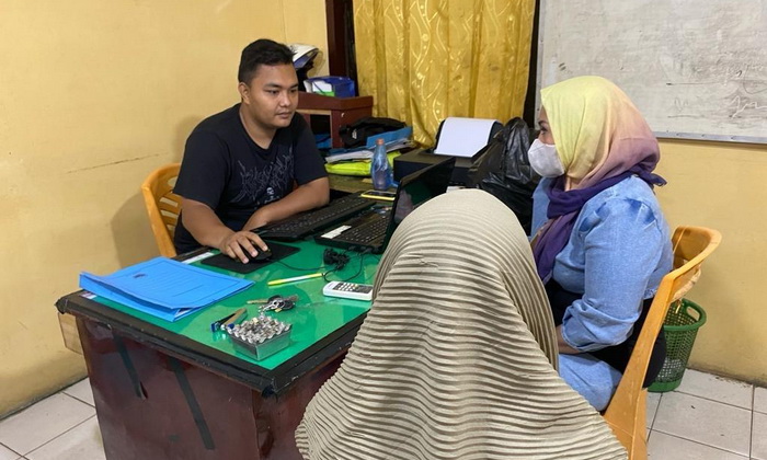 Dua wanita korban penganiayaan, yakni DH (40) alamat Kotasiantar dan RH (45) alamat Jalan Abri Kecamatan Panyabungan, melaporkan AS (42) ke Polsek Panyabungan, Kamis (25/1/2024), Sekira pukul 15.00 WIB.