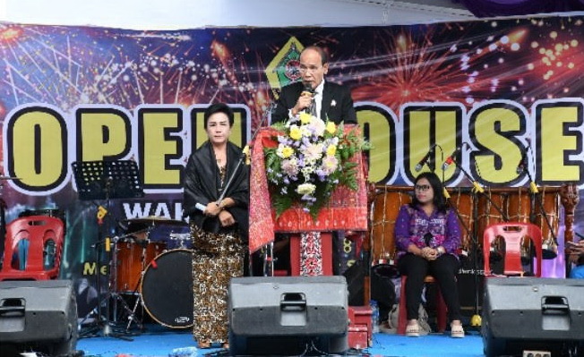 Untuk meningkatkan silaturahmi dan memupuk kebersamaan antar jajaran Pemkab Samosir dan masyarakat dalam mengawali tahun 2024, Wakil Bupati Samosir menggelar open house di rumah dinasnya, Senin (15/1/2024.