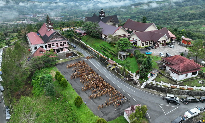 Keceriaan melingkupi Kompleks Panorama Indah Sindeka kemarin pagi, ketika ratusan Aparatur Sipil Negara mengikuti Apel Gabungan Awal Tahun 2024.