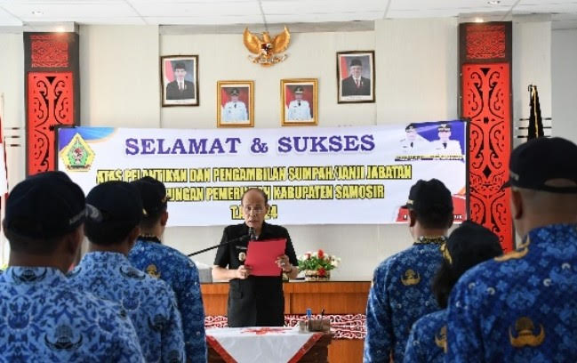 Wakil Bupati Samosir Martua Sitanggang mengambil sumpah/janji dan melantik 16 pejabat administrator dan 18 pejabat pengawas di lingkungan Pemkab Samosir. Pelantikan berlangsung di Aula Kantor Bupati Samosir, Jumat (12/1/2024).