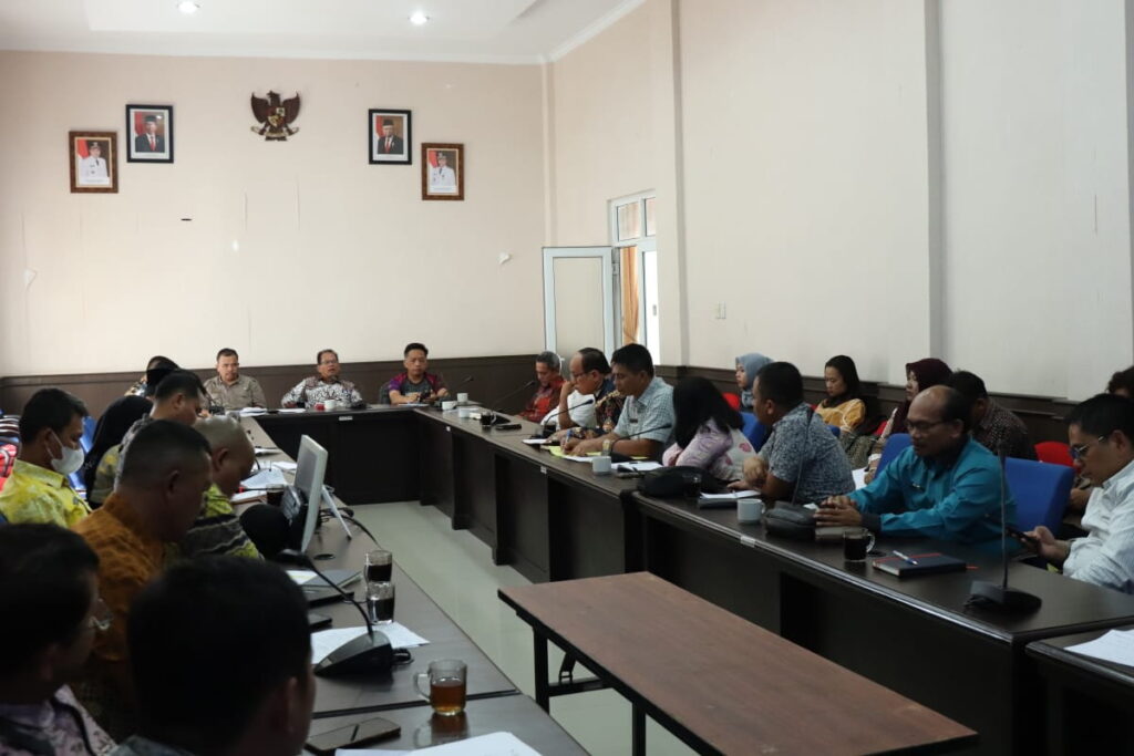 Sekretaris Daerah Pakpak Bharat Jalan Berutu SPd MM memimpin Rapat Koordinasi Lintas Organisasi Perangkat Daerah Pemerintah Kabupaten Pakpak Bharat di Ruang Rapat Nusantara, Kompleks Kantor Bupati Pakpak Bharat, Jumat (12/1/2024).
