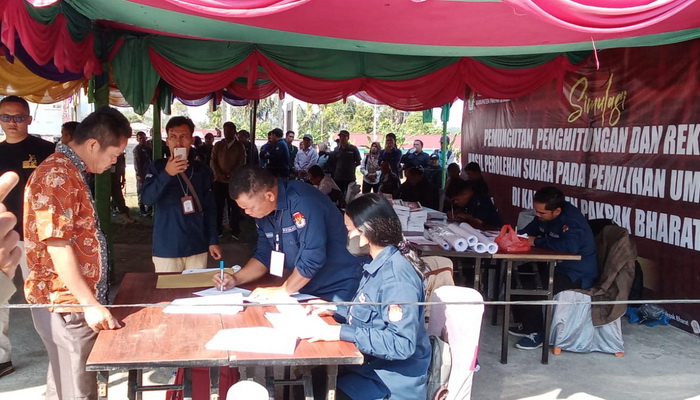 KPUD Kabupaten Pakpak Bharat melaksanakan simulasi pemungutan, penghitungan suara serta pengunaan aplikasi Sistem Rekapitulasi Suara (Sirekap) Pemilu 2024