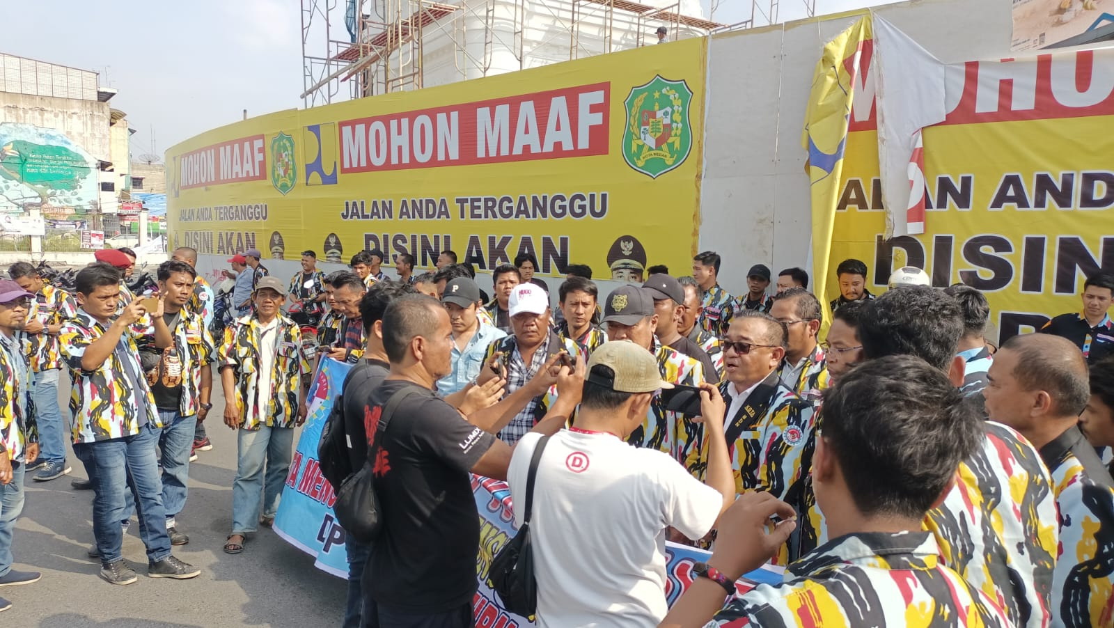 Seratusan massa PKN (Pemuda Karya Nasional) Sumut menggelar aksi damai di Bundaran Mayestik Jalan Gatot Subroto Medan, Selasa sore (6/2/2024).