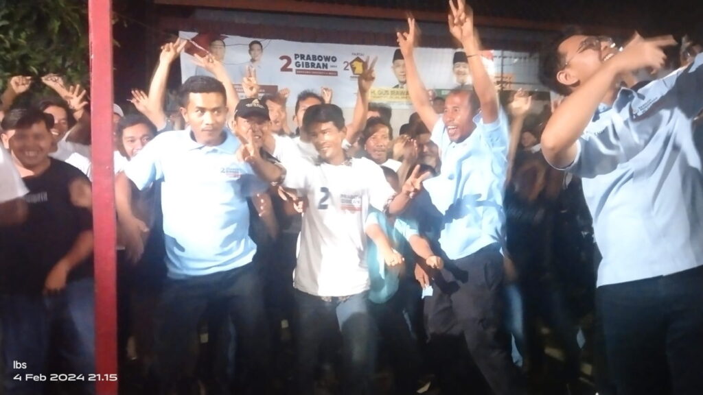 ratusan masyarakat terlihat mengikuti nonton bareng (nobar) Debat Calon Presiden (Capres) di Posko TKD Prabowo Gibran Desa Panggorengan Kecamatan Panyabungan Kota Kabupaten Mandailing Natal (Madina), Minggu (4/2/2024) malam.