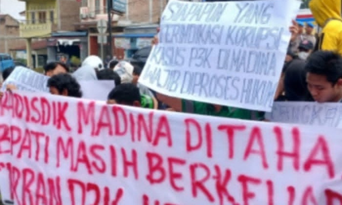 Aliansi Masyarakat dan Mahasiswa Mandailing Natal (AM3SU) menggelar aksi damai di Mapolda Sumut, Kamis (1/2/2024). Mereka minta Polda Sumut menuntaskan dugaan korupsi seleksi Pegawai Pemerintah dengan Perjanjian Kerja (P3K) di Dinas Pendidikan Madina.