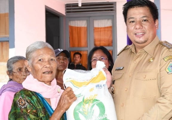 Bupati Samosir Vandiko Timotius Gultom ST melaunching penyaluran bantuan pangan cadangan beras pemerintah untuk mencegah kemiskinan ekstrem.