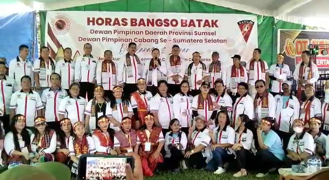 Ribuan anggota dan pengurus HBB (Horas Bangso Batak) se-Sumatera Selatan memenuhi Lapangan Bola Kaki Kebun Bunga Kota Palembang, Minggu (4/2/2024). Kehadiran mereka di sana adalah untuk melakukan deklarasi dan ikrar mendukung Prabowo-Gibran di Pilpres 2024.
