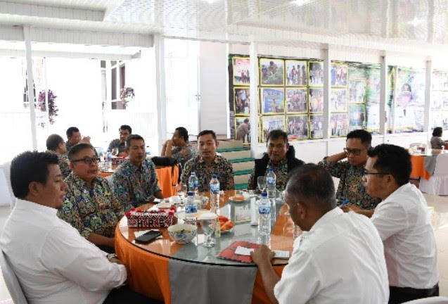 Bupati Samosir Vandiko T Gultom menjamu Kepala BBPJN (Balai Besar Pelaksana Jalan Nasional) Sumut di rumah dinasnya, Rabu (31/1/2024).