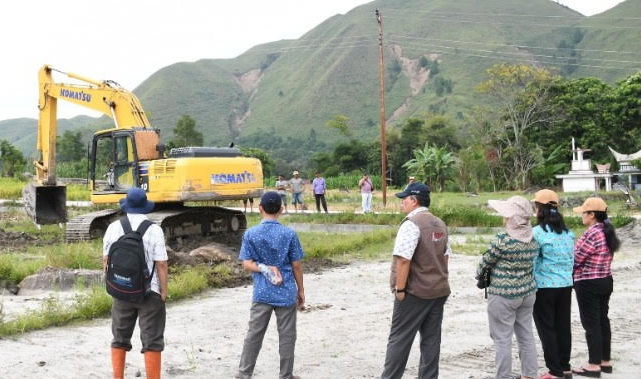 Upaya percepatan pemulihan lahan pertanian terus dilakukan PemKAB Samosir di Kenegerian Sihotang pasca-banjir bandang beberapa waktu lalu.