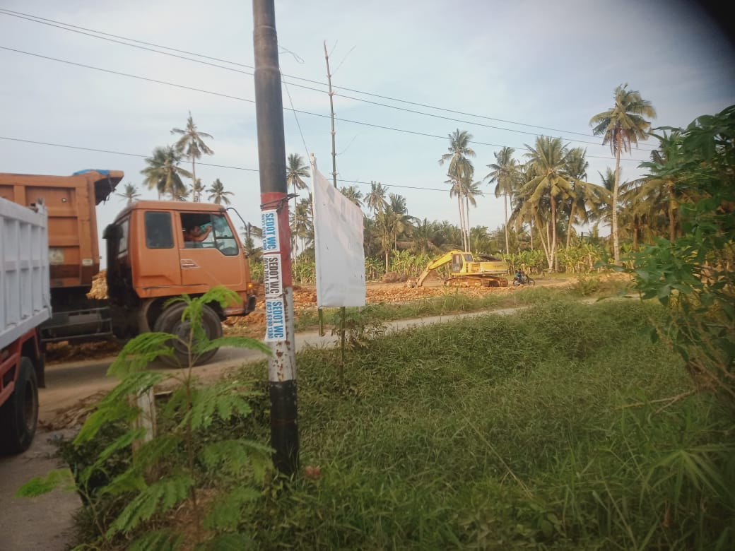 Limbah padat berwarna kuning mirip tanah diduga milik PT Bumi Karyatama Raharja (Bukara) dibuang sembarangan di Dusun I dan Dusun III Desa Hamparan Perak Deli Serdang dan di Jalan Marelan VII Medan Marelan.
