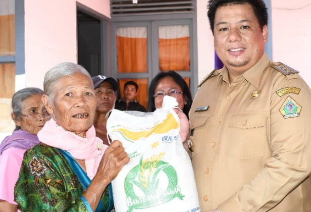 Bupati Samosir Vandiko Timotius Gultom ST meluncurkan penyaluran cadangan beras pemerintah bantuan pangan untuk mencegah ekstrem kemiskinan.