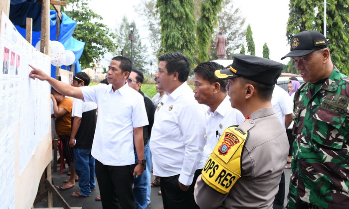 Bupati Samosir Vandiko T Gultom bersama Forkopimda antara lain, Kapolres Samosir Yogie Hardiman, Kajari Samosir Andi Adikawira, Pabung Kodim 0210/TU G Sebayang, memantau pelaksanaan Pemilu Tahun 2024 di sejumlah TPS Kecamatan Pangururan, Rabu (14/2/2024).