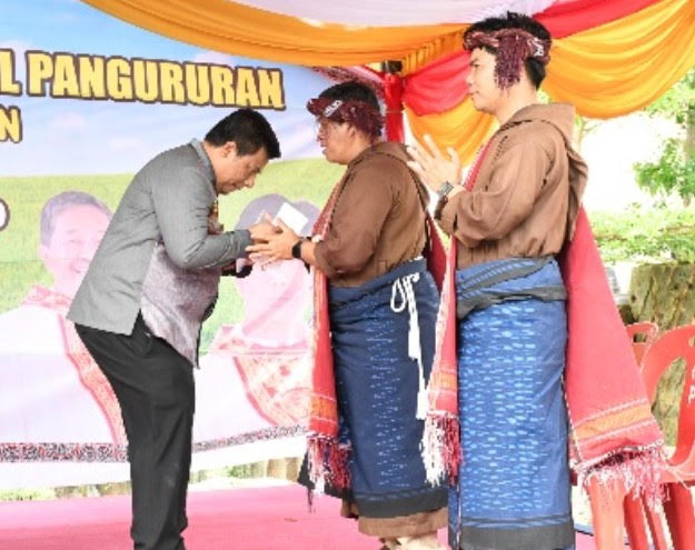 Bupati Samosir Vandiko T Gultom mengucapkan terima kasih atas pelayanan Pastor Masseo Sitepu selama 7 tahun dalam peningkatan iman di Kabupaten Samosir.