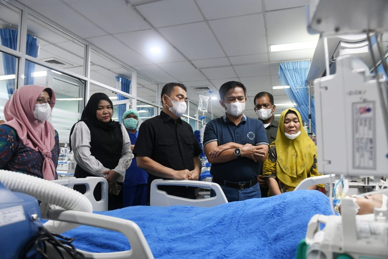 Usai mendapat laporan dari masyarakat, Pj Gubernur Sumut Hassanudin mengunjungi Sakira Nayla Lubis yang sedang dirawat di Rumah Sakit Mitra Sejati, Jalan Jenderal Besar A.H. Nasution NoMOR 7, Pangkalan Masyhur, Kecamatan Medan Johor, Kota Medan, Minggu (4/1/2024).