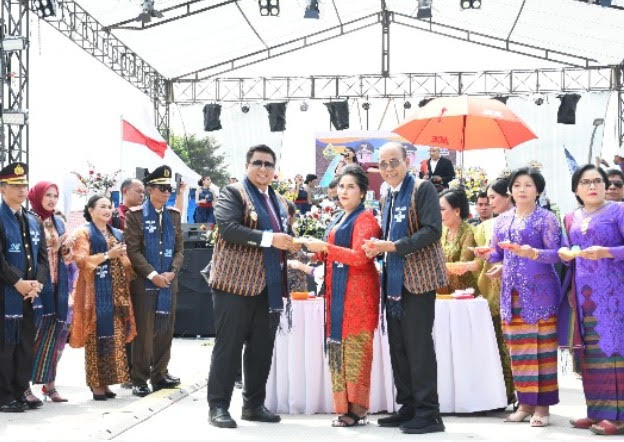 Perayaan Puncak Hari Jadi ke-20 Kabupaten Samosir sukses ditandai dengan Pemotongan Kue Ulang Tahun oleh Bupati Samosir Vandiko T Gultom