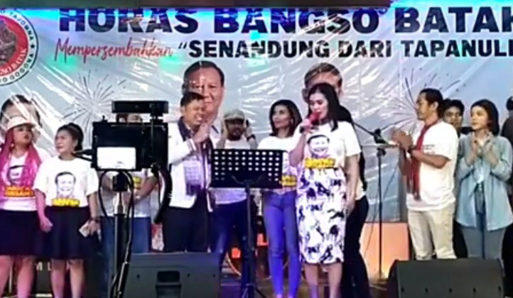 HBB (Horas Bangso Batak) menggelar acara Senandung dari Tapanuli untuk Prabowo Gibran 2024, yang berlangsung cukup meriah dan berkesan. Seribuan orang menghadiri acara dan terlihat 'hanyut' dalam nuansa Batak yang 'kental'.