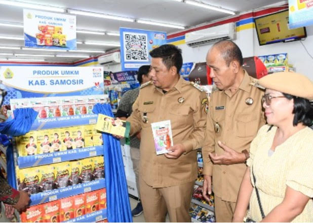 Bupati Samosir Vandiko T Gultom dan Wabup Martua Sitanggang melakukan pemukulan gendang sebagai tanda pembukaan secara resmi stand pameran UMKM di Komplek Water Front City Pangururan, Senin (26/2/2024).