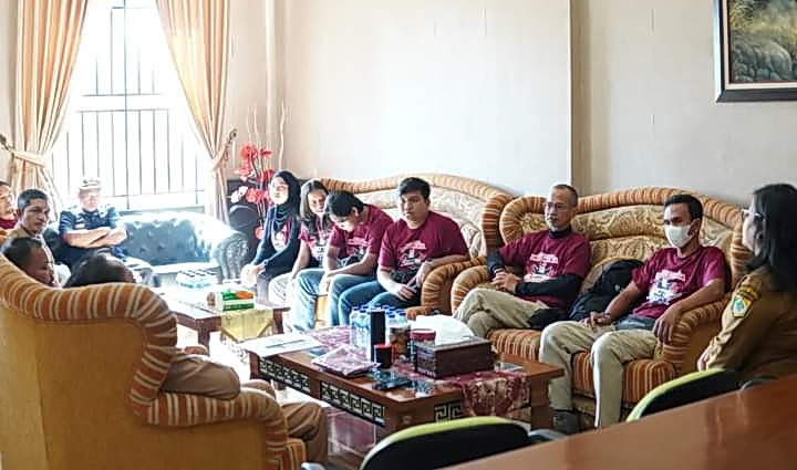 Hari ini, Senin (18/3/2024), tim eksplor jelajah Indonesian Fighter Tourism Association (IFTA) mengunjungi Kantor Bupati Pakpak Bharat di Kompleks Panorama Indah Sindeka, Salak.
