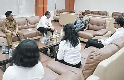 Hari ini, Selasa (19/3/2024), Bupati Franc Bernhard Tumanggor hadir di Kantor BPK RI Perwakilan Sumatera Utara, Medan, guna menyerahkan LKPD (Laporan Keuangan Pemerintah Daerah) Pakpak Bharat Tahun 2023.