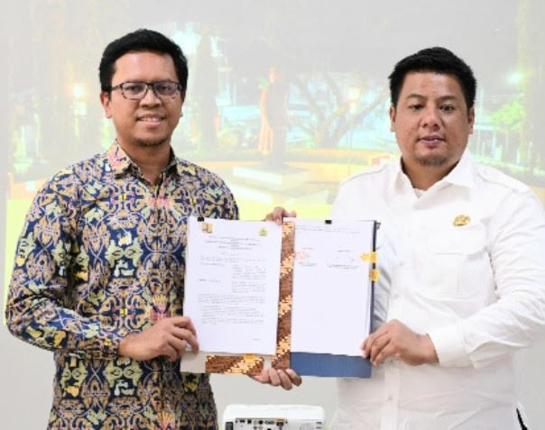Bupati Vandiko Timotius Gultom ST melakukan penandatangan serah terima pengelolaan Aset Barang Milik Negara (BMN) antara Direktorat Jenderal Cipta Karya Kementerian PUPR dengan Pemkab Samosir