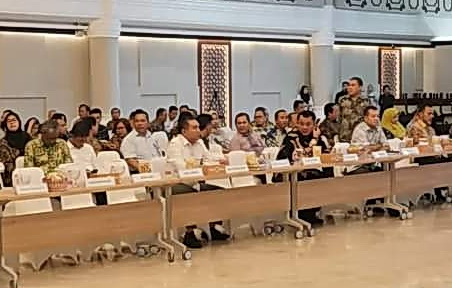 Bupati Pakpak Bharat Franc Bernhard Tumanggor menghadiri Rapat High Level Meeting TPID (Tim Pengendalian Inflasi Daerah) dan TPPDD (Tim Percepatan Perluasan Digitalisasi Daerah) Provinsi Sumatera Utara.
