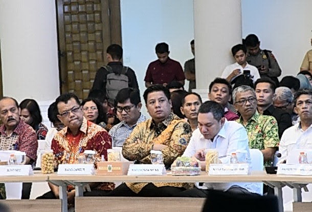 Bupati Samosir Vandiko Timotius Gultom ST menghadiri Rakor Tim Pengendalian Inflasi Daerah (TPID) dan Tim Percepatan Perluasan Digitalisasi Daerah (TP2DD) Provinsi Sumatera Utara, di Aula Raja Inal Siregar (RIS) Lantai 2 Kantor Gubsu, Medan, Kamis (7/3/2024)