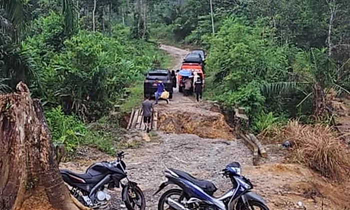 Bupati Pakpak Bharat Franc Bernhard Tumanggor meninjau jembatan putus di Dusun Lae Mrempat, Desa Malum Kecamatan STU Jehe Kabupaten Pakpak Bharat, Selasa (5/3/3034).