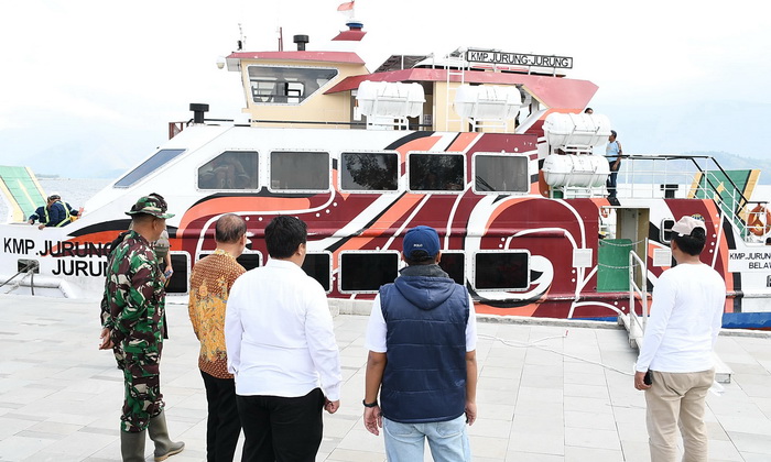 KMP Jurung-Jurung melakukan pelayaran perdana ke Kabupaten Samosir. Bupati Samosir Vandiko T Gultom dan Wabup Martua Sitanggang menyambut baik dan ikut berlayar dari Water Front City Pangururan menuju arah Sibeabea, Jumat (22/3/2024)
