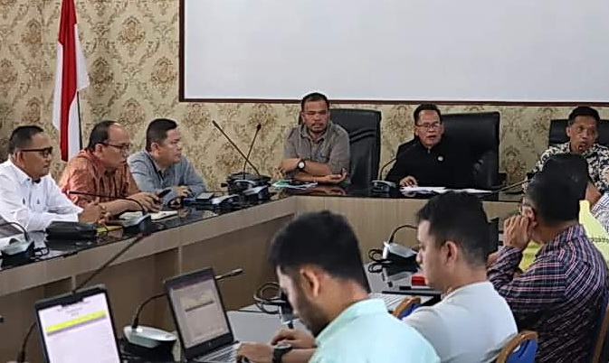 Sekda Pakpak Bharat Jalan Berutu SPd MM, mewakili Bupati Franc Bernhard Tumanggor, memimpin Rapat Evaluasi Data Penyusunan Laporan Keterangan Pertanggungjawaban (LKPj) Bupati Pakpak Bharat TA 2023.