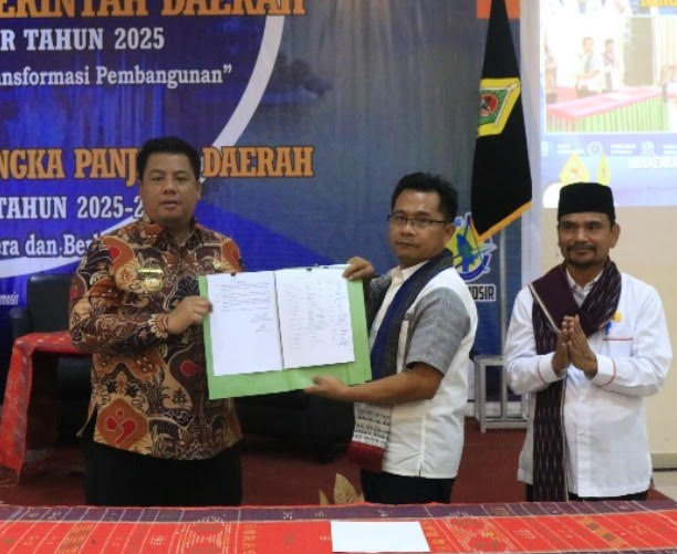 Vandiko Timotius Gultom membuka Musrenbang RKPD Kabupaten Samosir Tahun 2025 dan Rencana Pembangunan Jangka Panjang Daerah (RPJPD) Kabupaten Samosir Tahun 2025-2045. Berlangsung di JTS Hotel, Desa Siopat Sosor, Parbaba, Kecamatan Pangururan, Jumat (1/3/2024).
