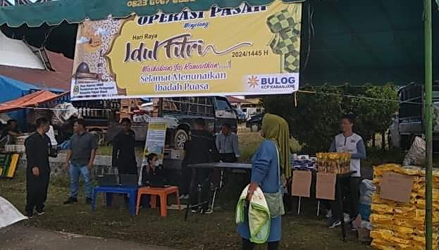 Pemerintah Kabupaten Pakpak Bharat melalui Dinas Koperasi, Perindustrian, Perdagangan dan UMKM bekerja sama dengan Badan Urusan Logistik KCP Kabanjahe melaksanakan operasi pasar.