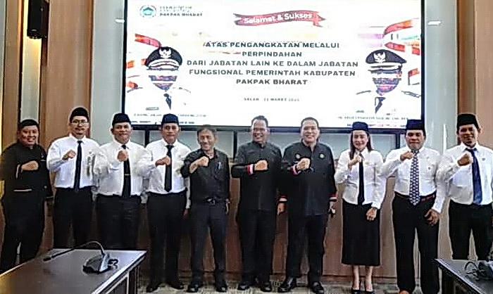 Bupati Franc Bernhard Tumanggor melantik Pejabat Fungsional (Auditor Ahli Pertama dan Pengelola Pengadaan Barang/Jasa Ahli Pertama) di lingkungan Pemkab Pakpak Bharat.