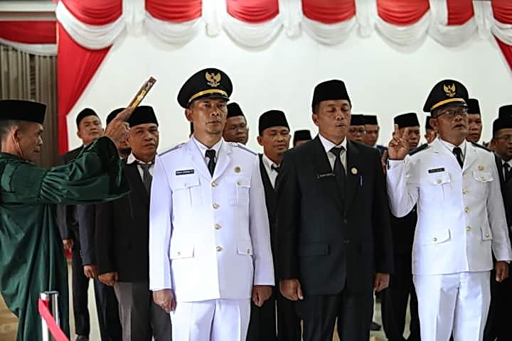 Bupati Franc Bernhard Tumanggor melantik dan mengambil sumpah 35 orang pejabat lingkungan Pemkab Pakpak Bharat, Rabu (20/3/2024)