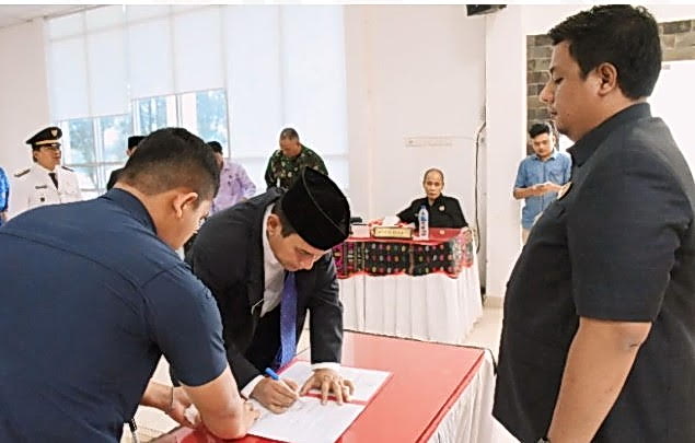 Bupati Samosir Vandiko T Gultom mengambil sumpah dan melantik pejabat di lingkungan Pemkab Samosir, Jumat (22/3/2024), di Aula Kantor Bupati Samosir.
