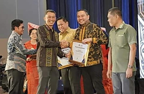 Bupati Pakpak Bharat Franc Bernhard Tumanggor menerima Piagam Penghargaan sebagai Pemerintah Daerah dengan Persentase Tertinggi Pelaporan SPT ASN Tahun Pajak 2023