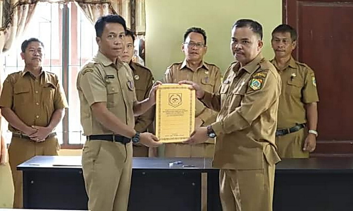 Beberapa Organisasi Perangkat Daerah lingkungan Pemkab Pakpak Bharat melaksanakan serah terima jabatan Pimpinan Tinggi Pratama dan beberapa jabatan lainnya, Senin (25/3/2024).
