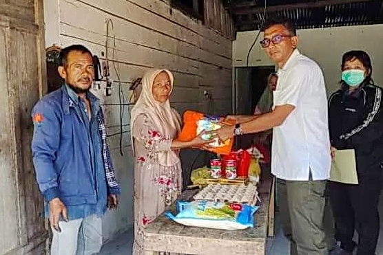 Hari ini, Rabu (17/4/2024), BPBD (Badan Penanggulangan Bencana Daerah) Pakpak Bharat menyalurkan bantuan bagi korban kebakaran rumah dan korban tersambar petir di wilayah Kabupaten Pakpak Bharat.