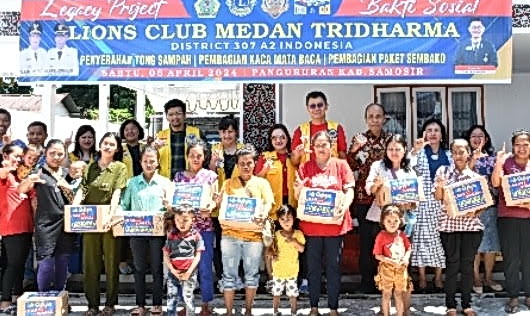 Lions Club Medan Tridharma Kabupaten 307-A2 menyerahkan bantuan kepada Pemkab Samosir. Bantuan diserahkan Presiden Lions Club Medan Mery Sulianti Sitanggang bersama Gubernur Lions Club Medan Tridharma Kabupaten 307 A2 kepada Wakil Bupati Samosir Martua Sitanggang di rumah dinas wabup, Sabtu (6/4/2024).