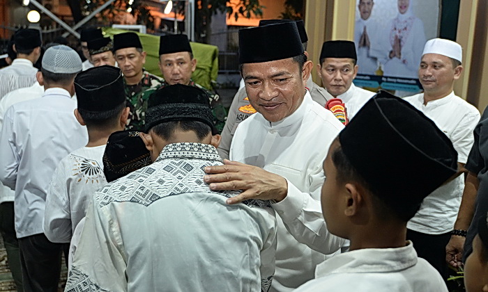 Penjabat (Pj) Gubernur Sumatera Utara (Sumut) Hassanudin menabuh bedug sembari mengumandangkan takbir, sebagai tanda penyambutan Hari Raya Idulfitri 1445 H