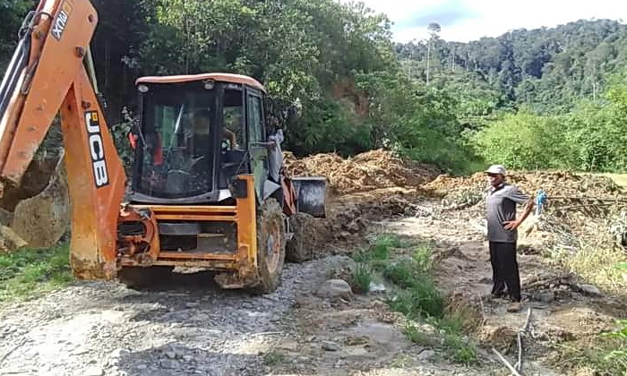 BPBD Pakpak Bharat bergerak cepat menanggulangi dampak longsor yang terjadi belum lama ini.