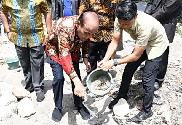 Wakil Bupati Samosir Drs Martua Sitanggang MM meletakkan batu pertama pembangunan Rumah Dinas Pelayan Full Timer (Parhalado Na Gok Tikki) Gereja HKBP Resort Pangururan Kota Jalan Danau Toba Tajur, Keluarahan Pasar Pangururan, Jumat (5/4/2024).