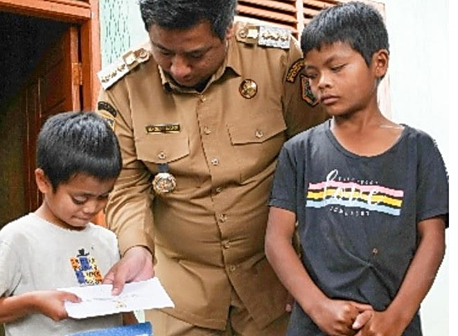Setelah mendengar informasi tentang Doni Saoloan Situmorang, siswa SDN 13 Desa Pananggangan II, yang menderita kanker mata, Selasa (2/4/2024), Bupati Samosir Vandiko T Gultom langsung mengunjunginya di orangtuanya dan memberikan bantuan.