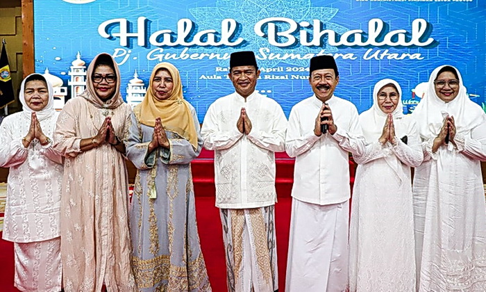 Pj Gubernur Sumut Hassanudin bersama Pj Ketua Tim Penggerak PKK Sumut Dessy Hassanudin bersilaturahmi dengan para tamu yang datang berlebaran di Aula Tengku Rizal Nurdin, Rumah Dinas Gubernur Sumut, Jalan Jenderal Sudirman No 41 Medan, Rabu (10/4/2024).