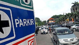 Aparat penegak hukum diminta untuk mengusut aliran dana parkir konvensional di Kota Medan. Hal ini disampaikan praktisi hukum Kota Medan, Lamsiang Sitompul SH MH, Rabu (24/4/2024), menyusul pemberlakuan parkir gratis di lokasi yang belum ada e-Parking