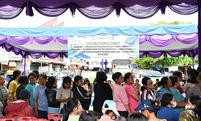 Pemkab Samosir mengelar pasar murah di Terminal Pangururan, Desa Pardomuan I, Selasa (2/4/2024). Hal itu sebagai upaya pengendalian inflasi dalam strategi ketersediaan, keterjangkauan, kelancaran dan komunikasi, untuk memastikan keamanan bahan pokok menjelang Idul Fitri 1445 Hijriah.