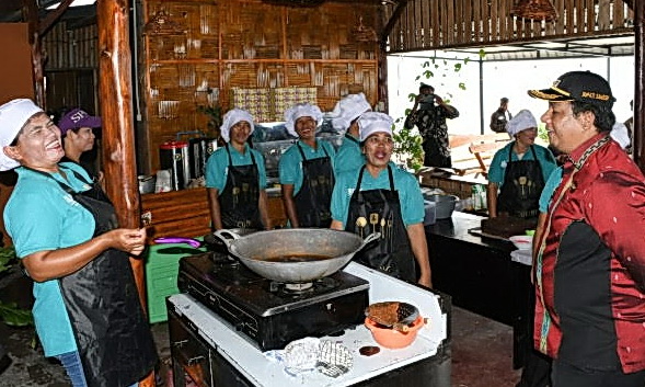 Bupati Samosir Vandiko Timotius Gultom ST meninjau Pelatihan Kuliner dan Pengolahan Hasil Pertanian Pembuatan Kue dan Roti di Objek Wisata Lagundi, Desa Sitamiang, Kecamatan Onan Runggu, Kamis (4/4/2024).