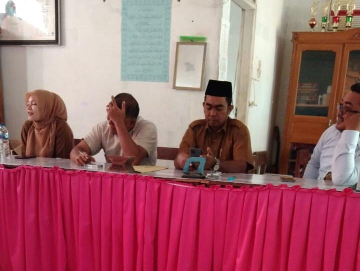 Plt Kadis Pendidikan Mandailing Natal (Madina) Sahnan Pasaribu, menegaskan tidak pernah memberikan arahan ataupun perintah kepada dua orang oknum wartawan ke SDN 179 Tambangan untuk mengantarkan Uli Sri Wahyuni.