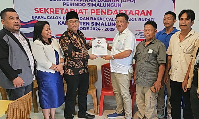 Bupati Simalungun Radiapoh Hasiholan Sinaga SH MH (RHS) melalui tim, Chrismes Haloho, mengambil formulir pendaftaran untuk menjadi Bakal Calon Bupati Simalungun Periode 2025-2030 di Kantor Partai Demokrat dan Partai Perindo Simalungun, Jumat (26/4/2024).