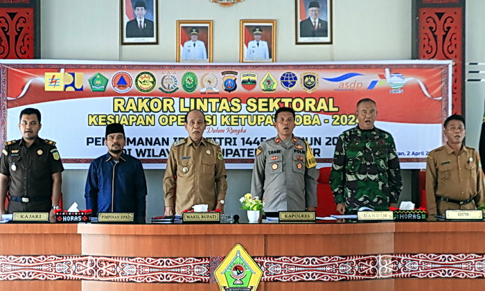 Rakor Lintas Sektoral Kesiapan Operasi Ketupat Toba 2024 dalam rangka pengamanan Idul Fitri 1445 H di Samosir digelar Polres Samosir di Aula Kantor Bupati Samosir, Selasa (2/4/2024).