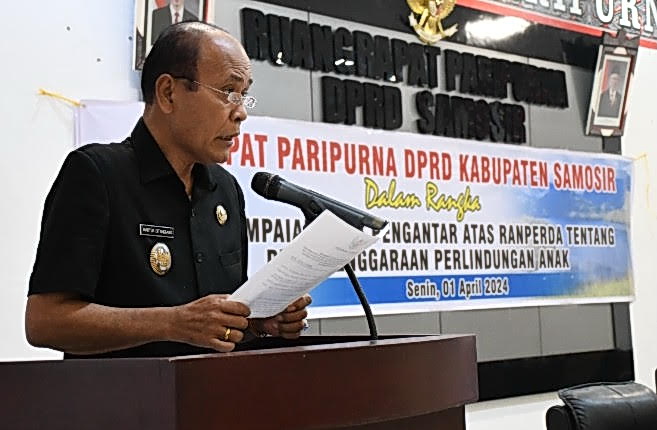 Wakil Bupati Samosir Drs Martua Sitanggang MM menyampaikan Nota Pengantar Bupati Samosir atas Ranperda Kabupaten Samosir tentang Penyelenggaraan Perlindungan Anak.